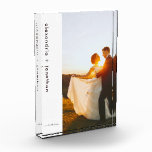 Foto Minimalista moderna de Monograma recién casad<br><div class="desc">Con espacio para tu foto boda favorita, esta muestra de fotos muestra tu imagen favorita de tu boda junto con tus nombres y fecha de boda o texto personalizado de tu elección. El elegante color de fondo blanco minimalista se puede cambiar pulsando más en personalizar. Añade tus nombres, fecha establecida...</div>