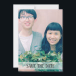 Foto minimalista y simple Guardar la tarjeta de fe<br><div class="desc">Todo se trata de la foto de tu pareja en esta sencilla plantilla Guardar la fecha. Tu fotografía cubre toda la parte delantera de la tarjeta. Una tira transparente en los marcos inferiores Guardar la fecha. Ese poco de transparencia asegura que todos podrán leer fácilmente guardar la fecha. Sus nombres,...</div>