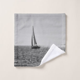 Foto moderna de Guay en barco de vela en verano