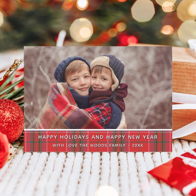 Foto moderna de Navidad en cuadros rojos y verdes (Modern Country Christmas Plaid Red Green Photo Holiday Card)