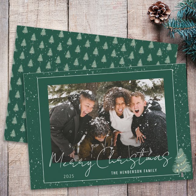Foto moderna de Navidad familiar en bosque nevado (Modern snowy woodland christmas family photo holiday card green and white whimsical script)