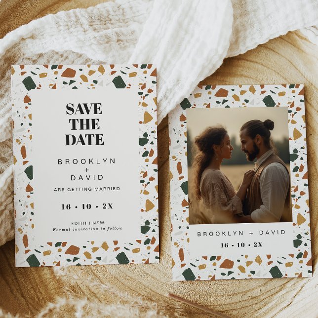 Foto moderna de Terrazzo Guardar la tarjeta de fec (Terrazzo wedding save the date card with terracotta flecks and the couple photo on the back.)