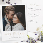 Foto moderna Guardar la plantilla de invitación de<br><div class="desc">Esta simple boda fotográfica de moda, salvo la plantilla de tarjetas planas de fecha, presenta un diseño elegante, minimalista y moderno. Visite nuestra tienda para ver las versiones de este diseño con el texto Guardar fecha en negro y otros colores, y también en formato postal. La parte delantera incluye sus...</div>