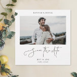 Foto moderna Guardar la tarjeta de invitación de l<br><div class="desc">Esta simple moda fotográfica de boda, salvo la tarjeta de fecha, muestra su foto en la parte delantera con sus primeros nombres encima. 'Save the Date' está en un guión moderno y relajado. Este elemento de script del diseño no se puede modificar. Tenga en cuenta que para efecto estilístico hemos...</div>