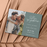 Foto moderna que ata la boda del nudo salva la fec<br><div class="desc">Salven las tarjetas magnéticas de la fecha para la pareja que no puede esperar para que amigos y familiares sepan que están atando el nudo. Este diseño verde con foto "estamos atando el nudo" es fácil de personalizar con su foto,  nombres,  fecha de boda y ubicación.</div>