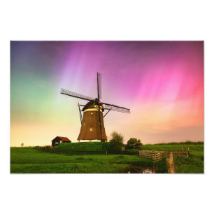 Foto Molino de viento tradicional bajo la Aurora Boreal