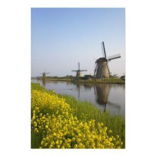 Foto Molinos de viento a lo largo del canal en Kinderdi