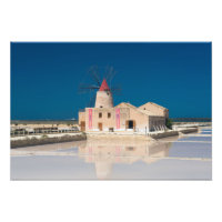 Molinos de viento y salinas en la salina de Trapan