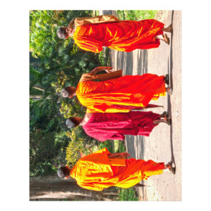 Foto Monjes en túnicas de naranja y marrón, Kandy, Sri 