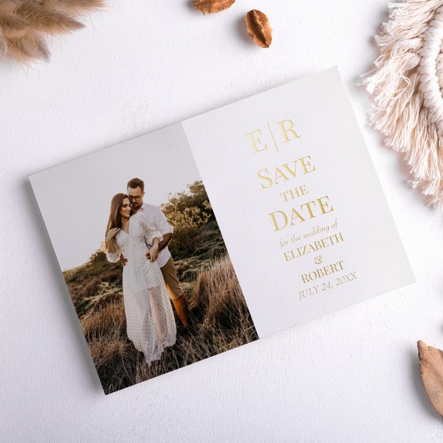 Foto Monograma blanco y dorado Guardar tarjeta de  (White and Gold Monogram Photo Save the Date Card on a neutral boho table.
)