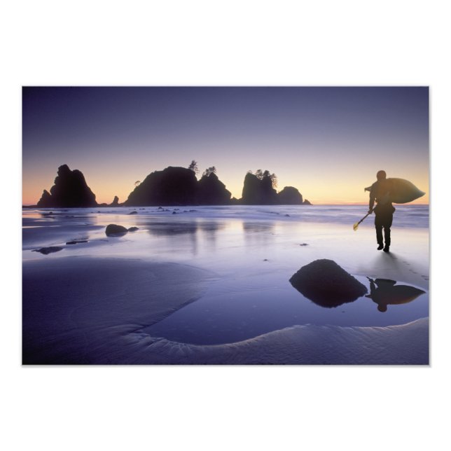 Foto Montaje de un hombre cargando kayak, en la playa d (Frente)