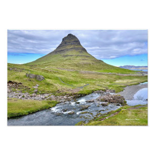 Foto Montaña islandesa con cascadas