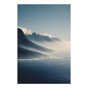 Foto Montañas Costeras Cubiertas de Niebla al Amanecer