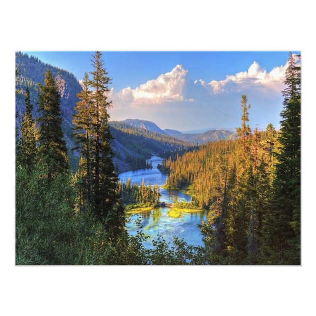 Foto Montañas paisajistas arrojan luz sobre la naturale (Frente)