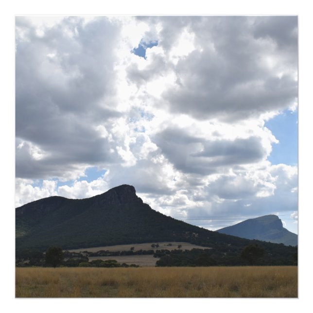 Foto Montes de esturión y abrupto bajo nubes dramáticas (Frente)