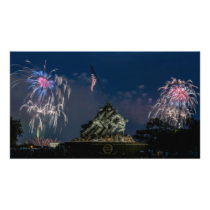 Foto Monumento de Iwo Jima durante los fuegos artificia