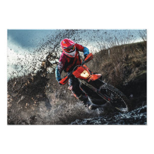 Foto Motociclista sucio tirando almohada