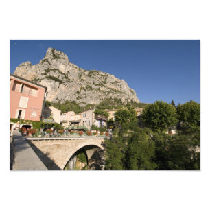Foto Moustiers-Sainte-Marie, Provenza, Francia.