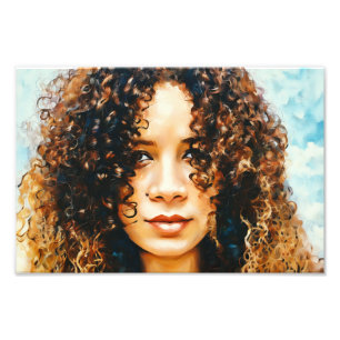 Foto Mujer con pelo rizado bajo fondo de cielo azul