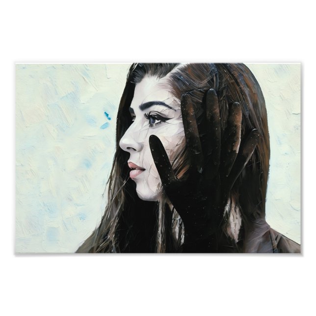 Foto Mujer con una misteriosa capa de mano negra (Frente)