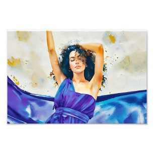 Foto Mujer elegante abrazando la libertad con el vestid