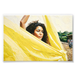 Foto Mujer expresiva sosteniendo tela amarilla