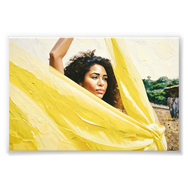 Foto Mujer expresiva sosteniendo tela amarilla (Frente)