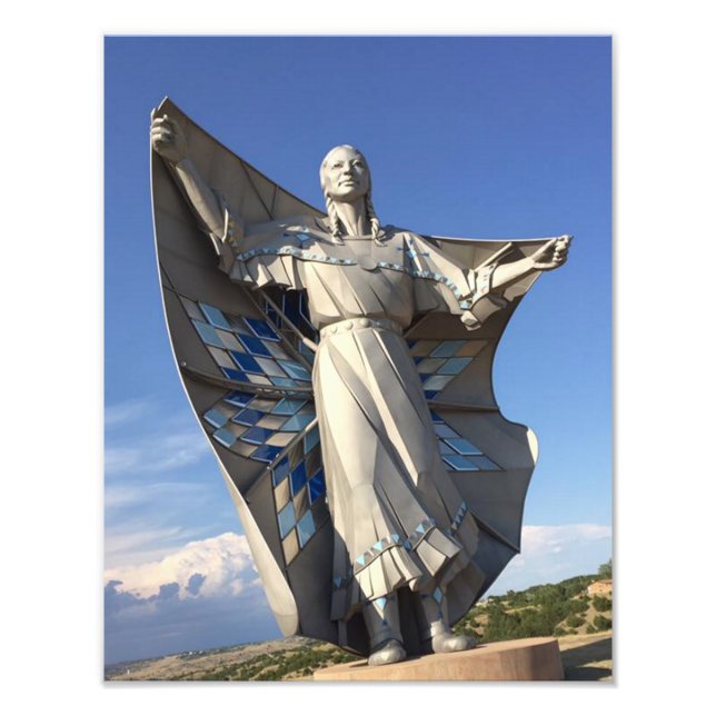 Foto Mujer lakota con estatua gigante de Star Shawl (Frente)