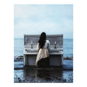 Foto Mujer melancólica tocando el piano junto al mar