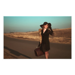 Foto Mujer retro en la carretera