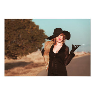 Foto Mujer retro en la carretera