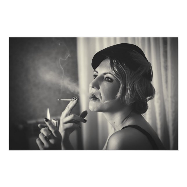 Foto Mujer retro fumando (Frente)
