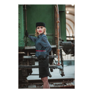 Foto Mujer retro vintage en la estación de tren