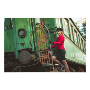 Foto Mujer retro vintage en la estación de tren