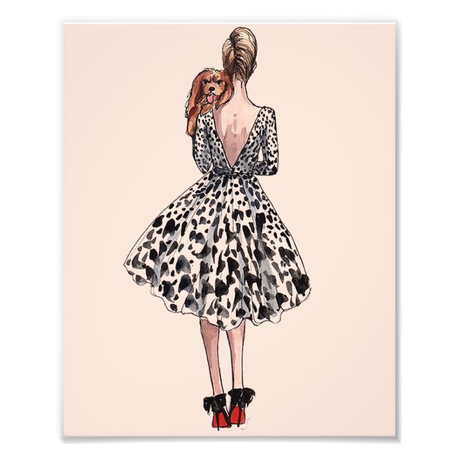 Foto Mujer sosteniendo una ilustración de moda de perro (Frente)