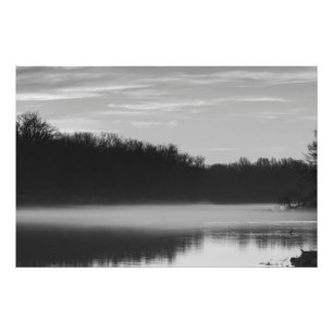 Foto Niebla matutina en un río en blanco y negro