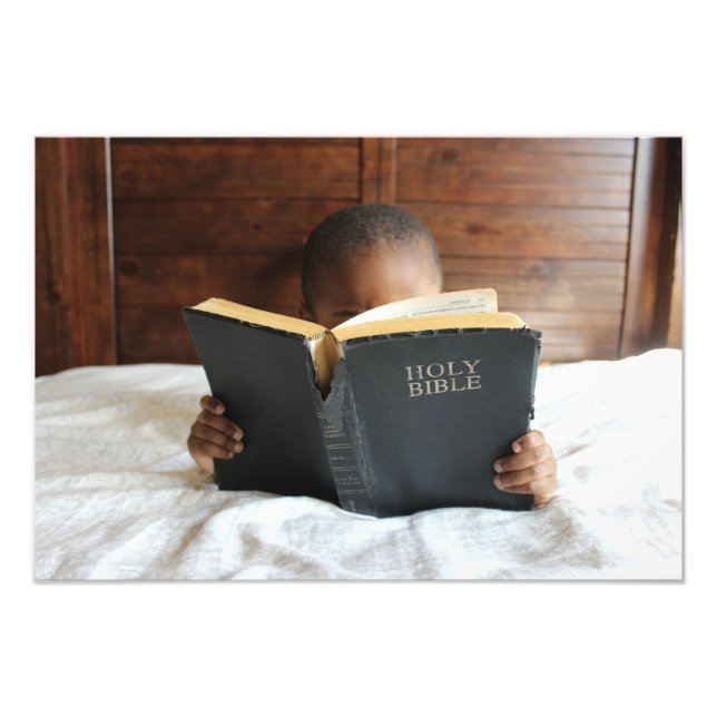 Foto Niño leyendo la Santa Biblia (Frente)