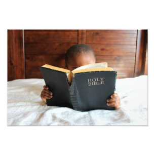 Foto Niño leyendo la Santa Biblia