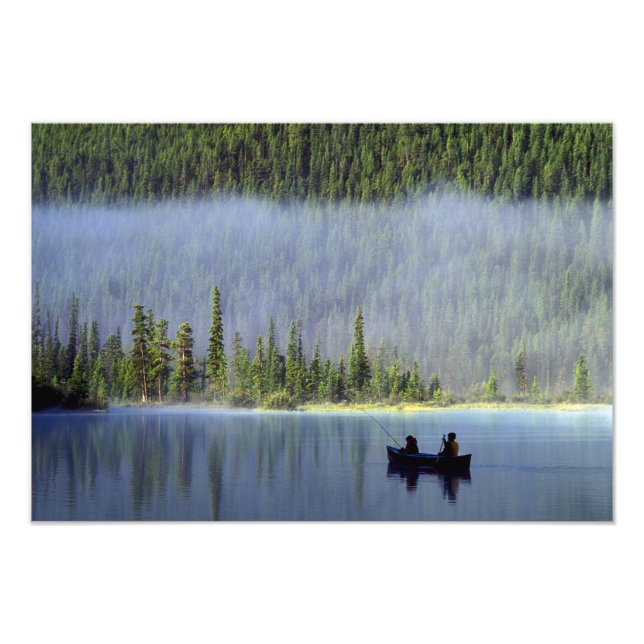 Foto Niños pescando desde canoa con niebla en (Frente)
