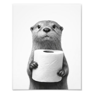 Foto Nutria estoica en blanco y negro sosteniendo un ro