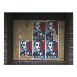 Foto Obama firma en una ventana tapiada de un Starbucks