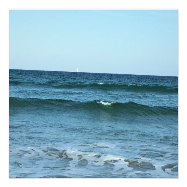 Foto Olas del Océano Azul Encontrándose con el Horizont (Frente)