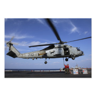 Foto Ordnancemen conecta los cables del transporte