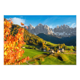 Foto Otoño en un paisaje Dolomita con iglesia