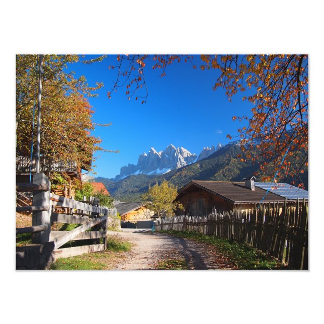 Foto Otoño en un pueblo de los Dolomitas en Italia (Frente)