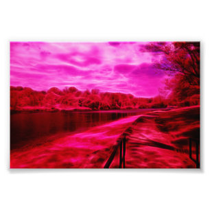 Foto Paisaje acuático infrarrojo oscuro con líneas eléc