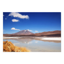 Foto Paisaje altiplano con volcán en Bolivia
