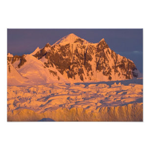 Foto paisaje montañoso glacial congelado a lo largo de