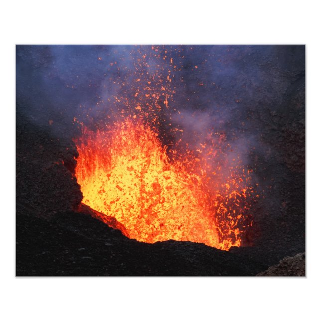 Foto Paisaje volcánico - erupción de lava caliente del  (Frente)