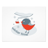 Pájaro bullfinch de invierno y bayas rojas